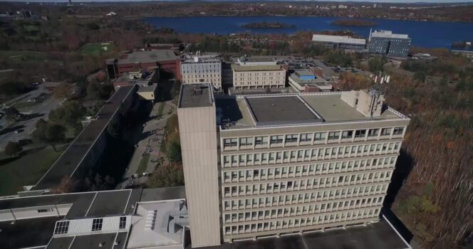 Vue aérienne du bâtiment à l'Université Laurentienne